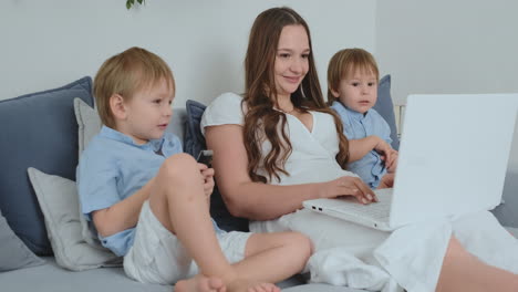 Mutter-Mit-Kindern,-Die-Am-Laptop-Spielen